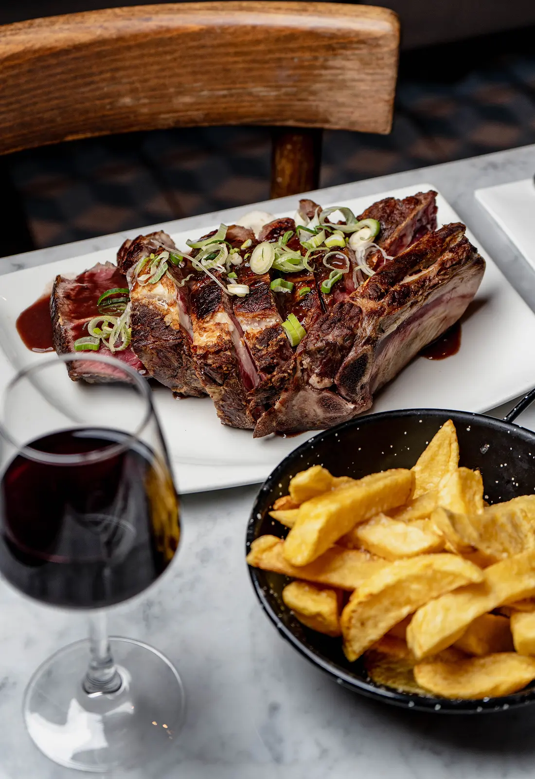 Côte de bœuf et frites, verre de vin rouge