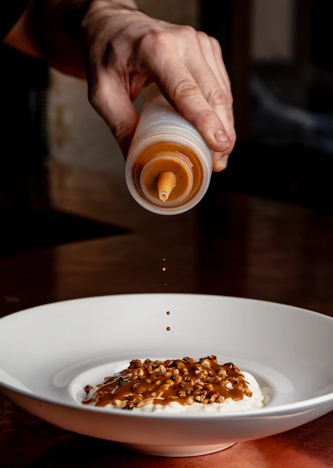 Crème garnie de noisettes en cours de dressage